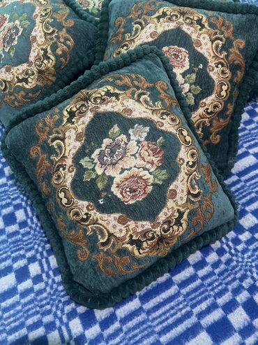 шикарное платье изумрудного цвета: Красивые подушки для дивана в изумрудном цвете Размер 40/40 ; всего 5