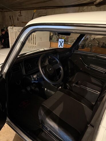 VAZ (LADA): Model: LADA (VAZ) 2107 sedan Kuzov: 4 qapı, ağ rəng Salon: klassik — 7