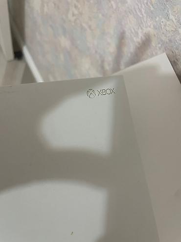 xbox one fat: Xbox One S oyun konsolu Xüsusiyyətlər: - Rəng: Ağ, kompakt və səssiz — 4