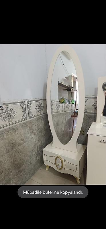 jale mebel: - Klassik üslubda oval güzgülü dresser/komod. - Rəng: krem-ağ, qızılı — 1
