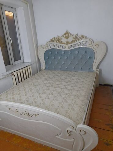 Двуспальные кровати: Кровать в классическом стиле с декоративным изголовьем и изножьем — 13