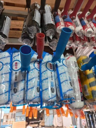 газовые поверхности: Кисти-валики для покраски с ручками разных цветов. Подходят для