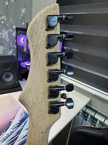 rock gitara: Gitara ideal veziyyetdedir. islekdir. uzerinde qara Fender burgular — 7