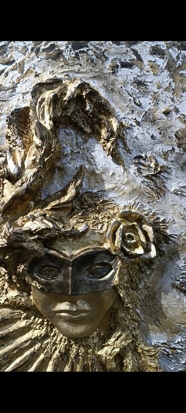 qizil goz muncugu qiymeti: "Maskalı Qız " heykəli İstekden asılı olaraq muxtelif yerlərə qoyula