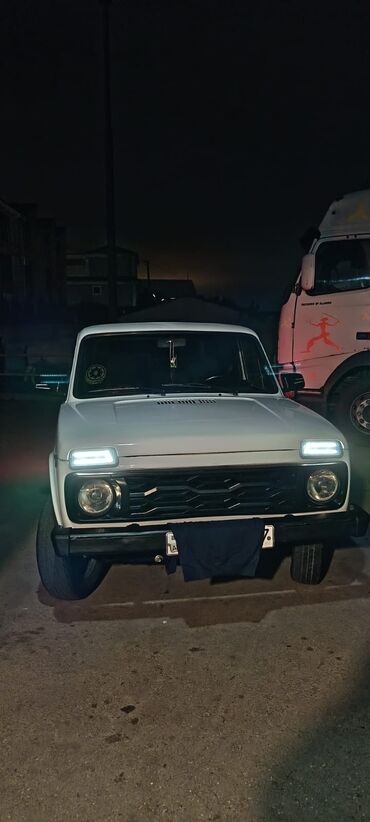 железные диски на ваз: Model: LADA Niva 4x4 (ağ rəng) Təsvir: - Klassik 3 qapılı kuzov, ağ