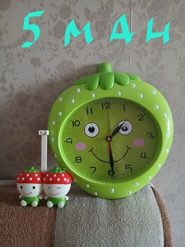 Çəngəllər: Часы с маятником (клубнички) ходят глазки двигаются