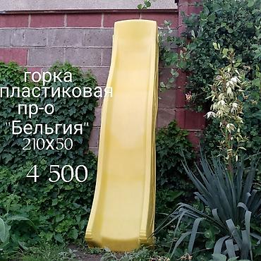 Пластиковые столы: Набор разнородных товаров: 1) Прямоугольный стол светлого цвета - — 3
