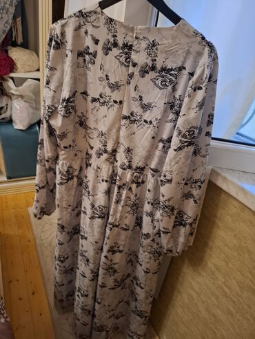 Gündəlik donlar: Ağ rəngdə, qara çiçək naxışlı, uzunqol qadın midi donu. Donun V — 2