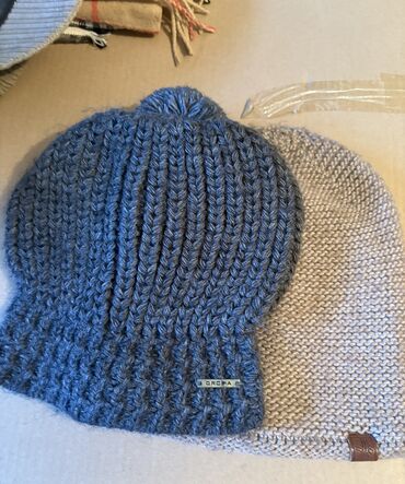 Костюмы с юбкой: Шапки стильные шерсть трикотаж Турция 200-300 сом отл сост витрина — 1