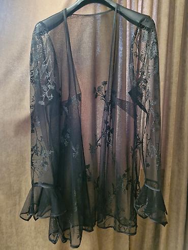 Qara şəffaf kimono/kardiqan – zərif tül materialdan. Üzərində