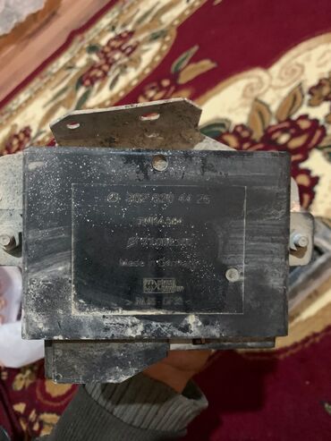 Maqnitofonlar: Bosch avtomobil maqnitofonu (head unit) üçün əsas blok və metal montaj — 10