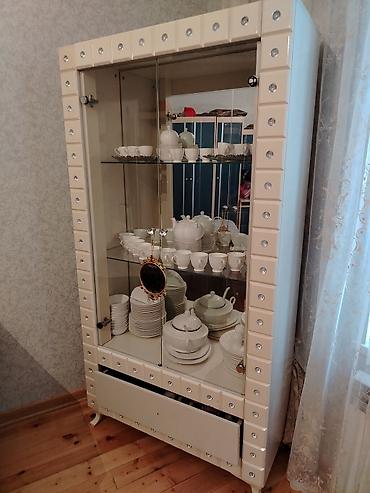 qab dolabi: Şüşəli qab vitrin şkafı - Material: MDF karkas, ön və yan hissələrdə — 2