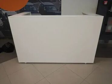 Ostali nameštaj: Pult 15 Materijal: Izrađen od Univera u belom dekoru, debljine 18mm — 2