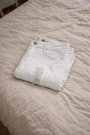 ps baletanke: Beli ženski skinny farmerki sa pocepanim detaljima - Model — 2