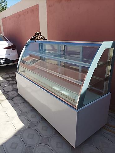 kafe stolları: Soyuducu vitrinin satışı. Xüsusiyyətlər: - Şüşə ön və yan panellər — 2