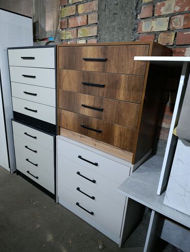 Шкафы для одежды: Шкафы-купе/распашные и табуреты с мягким сиденьем Описание: - — 10