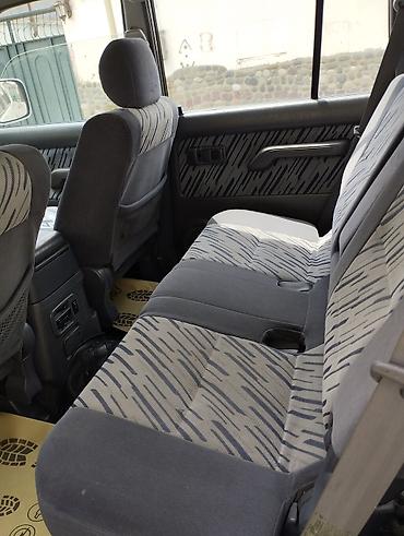 prado farası: Gümüşü rəngdə Toyota Prado SUV avtomobili. Avtomobilin arxa hissəsində — 9