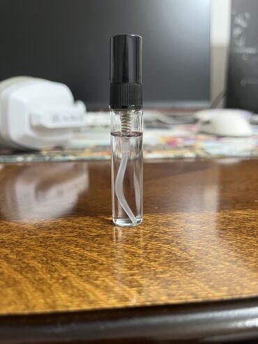 оригинальный парфюм: Продаю 5ml оригинального зимнего парфюма- Carolina Hererra 212 Vip