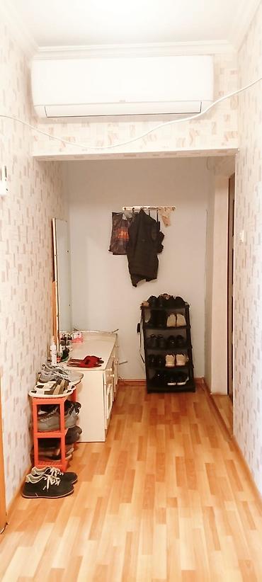 Uzunmüddətli kirayə mənzillər: Xüsusiyyətlər:5 mərtəbəli binanin 5 ci mertebesi. Orta təmirli. İçi — 15