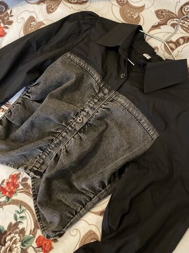 женские кожаные шлепанцы: Qadın köynəyi – qarışıq materiallı dizayn - Rəng: qara və boz (denim