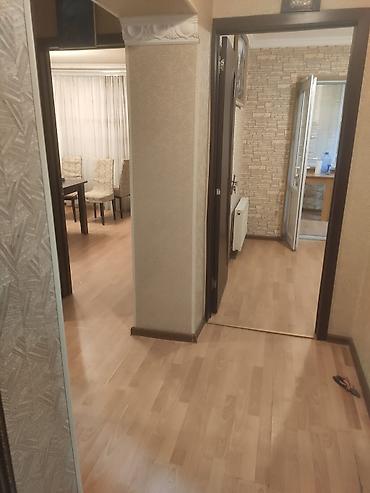Mənzillər: İnşaatçılar metrosunun yani su zapravkasının yanı 9/3 - cü mərtəbəsi 2 — 3
