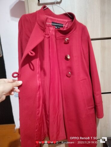 zara kurtka: Palto qırmızı reng yeni kimidir. çox az geyilib 3 duymedir zara