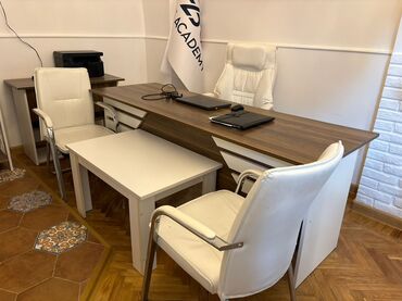 должность офис менеджера: Ofis üçün avadanlıqlar satılır! •	Böyük stol – 500 AZN •	Orta stol –