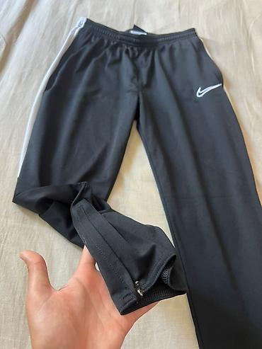 neftci forma satisi: Nike markalı ağ rəngli futbol forması, qara rəngli idman şalvarı ilə — 4