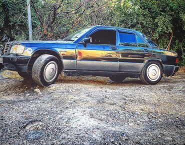 mersedes 190 mator: Bu "Mercedes-Benz 190E" modeli tünd göy rəngdədir və klassik sedan