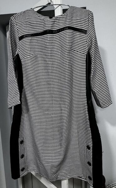 женские закрытые босоножки: Qadın paltarı – qara‑ağ xallı (houndstooth) naxışlı, düz kəsim. -