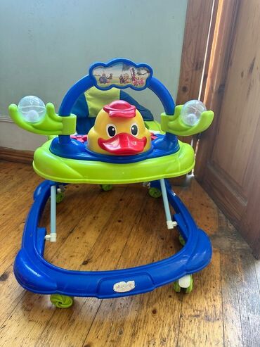 Gəzinti arabaları: Uşaq gəzdirəcəyi / yeriş aparatı - Rənglər: mavi-yaşıl korpus, ördək