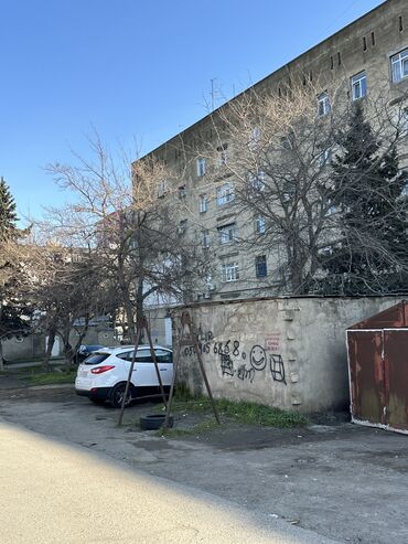 bina evlerinin satisi: Bakı, Qaraçuxur qəs., 3 otaqlı, Köhnə tikili, m. Neftçilər, 75 kv. m