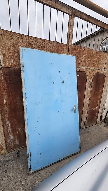 qapi demir: Mavi rəngli metal qapı - Material: qalın metal vərəqdən hazırlanmış — 1