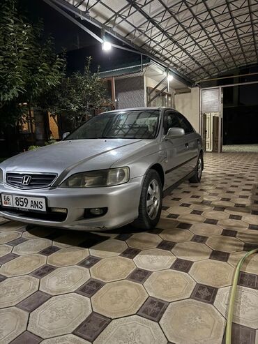 меняю дом на авто: Серебристый седан Honda Accord, оснащенный эмблемой Honda на решетке