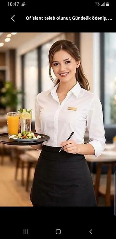 restoran hostes vakansiya: Qaracxurda tatlının yaxınlığında kafeyə xoş görünüşlü ofisiant qız — 1