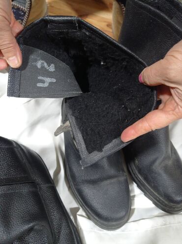 зимние мужские обувь: Кирзовые сапоги.
Зимние разм.42 . 2 т.с.
Новые.
Есть только 1 пара
