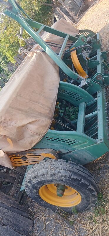 Traktorlar: Traktor MTZ (Belarus) tipli, 4x2 təkər quruluşlu, kabinalı. Dizel — 19