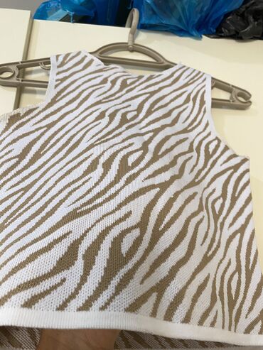 Futbolka və maykalar: Koftanın ölçülər 38-M. L-40 Bədənlərə uyğundu. Materalı əla təzə — 25