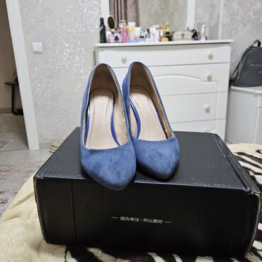 женские туфли с ремешком: Туфли 37.5, цвет - Голубой