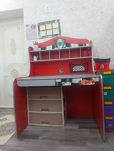 Детский письменный стол с надстройкой - Яркий дизайн в красно‑серой