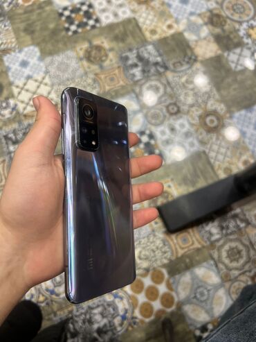 Digər mobil telefonlar: Smartfon – metal çərçivə, parlaq boz/gümüşü korpus. Korpusun sağ — 8