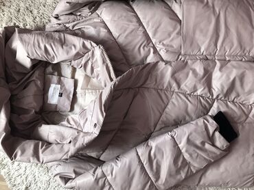 Пуховики и зимние куртки: Продаётся зимняя куртка. Размер 44-46 новая