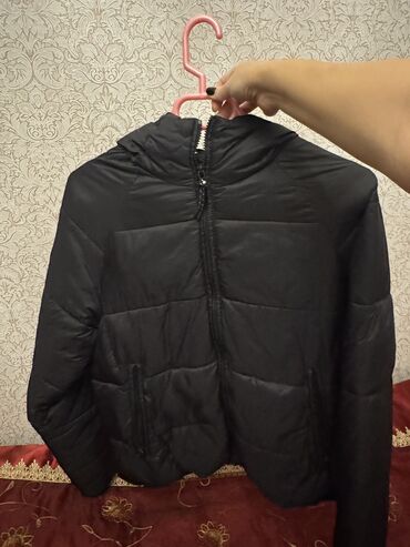 женские зимние кожаные куртки: Pull bear kurtka S razmer 20 azn