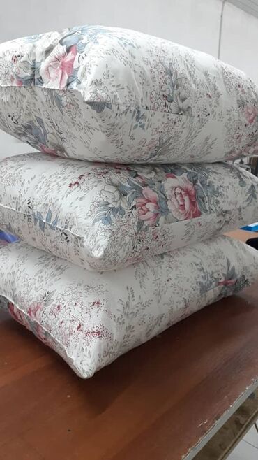 наполнитель для подушек: Подушки мягкие и удобные, рисунок выполнен в нежных тонах с