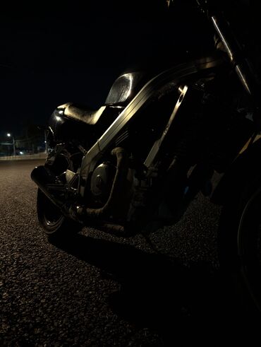 Мотоциклы: Мотоцикл с классическим дизайном, выполненный в черном цвете. Оснащен — 8