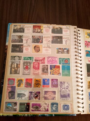 Numizmatika i filatelija: Album velikog formata sa više od 1000 maraka i nekoliko blokova — 2