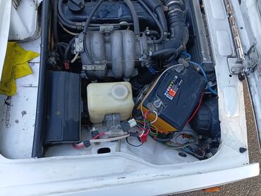 VAZ (LADA): VAZ 2107, ağ rəng, sedan. Xüsusiyyətlər: - Kuzov: 4 qapılı sedan — 7