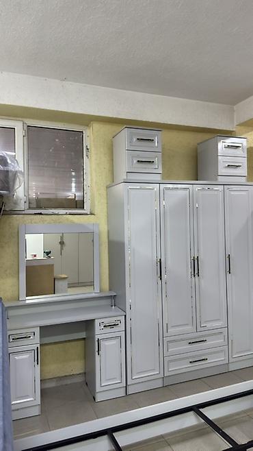 Спальные гарнитуры: Спальный гарнитур в светло-сером/белом глянце с фрезерованными — 7