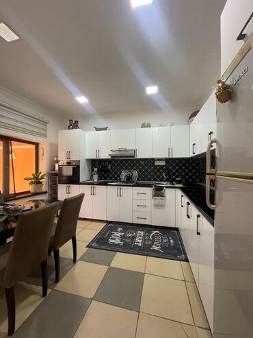 Yeni tikili: Satılır: geniş və zərif interyerli mənzil/evin qonaq otağı və sanitar — 12