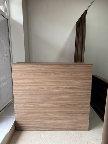 Sifarişlə resepşn masaları: Ofis resepsiyon/iş masası – ağac fakturalı laminat - Üst hissədə — 9